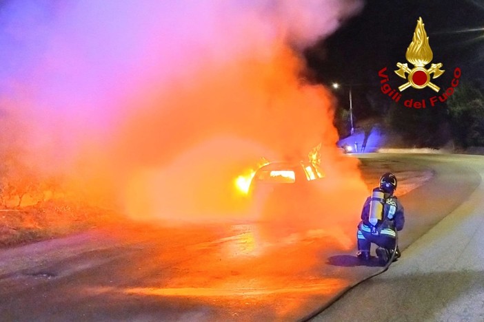 Borgosesia, auto a GPL in fiamme sulla SP 75: intervento dei Vigili del Fuoco Borgosesia, auto a GPL in fiamme sulla SP 75: intervento dei Vigili del Fuoco