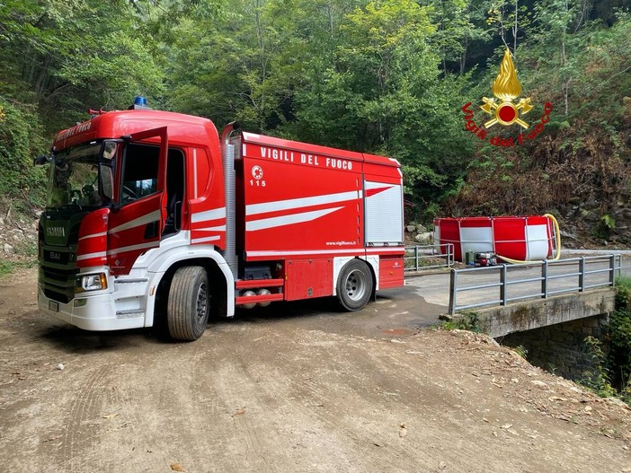 Incendio sul Monte Barone, forte ripresa: 30 lanci dell’elicottero Incendio sul Monte Barone, forte ripresa: 30 lanci dell’elicottero