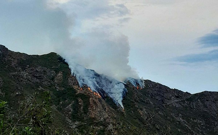 Incendio in alta Valsessera, riprendono le operazioni: sentieri chiusi sul versante Noveis-Postua (foto dalla pagina Facebook di Rifugio Monte Barone)