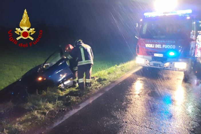 Auto fuori strada a Crescentino, c'è un ferito