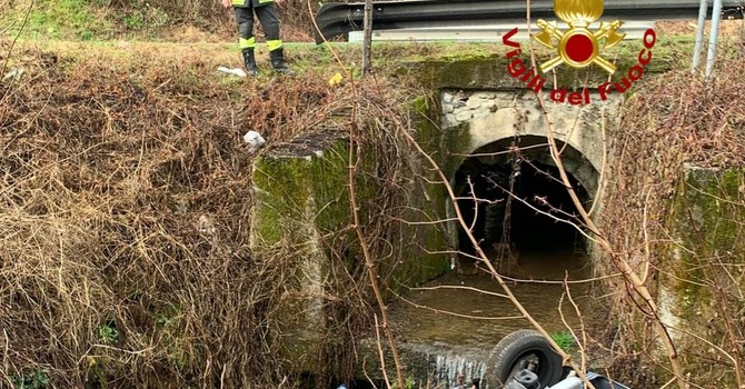 Auto fuori strada tra Borgosesia e Valduggia: intervento dei Vigili del Fuoco per la messa in sicurezza Auto fuori strada tra Borgosesia e Valduggia: intervento dei Vigili del Fuoco per la messa in sicurezza