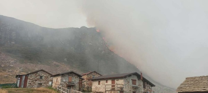 Incendi in Valsesia, la pioggia porta una prima tregua ma restano diversi fronti attivi Incendi in Valsesia, la pioggia porta una prima tregua ma restano diversi fronti attivi