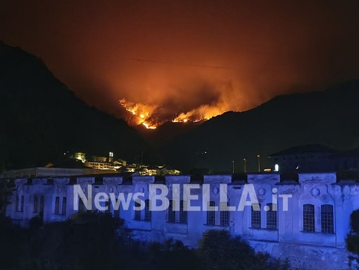 L’alta Valsessera nella morsa del fuoco, un’altra notte di paura tra fiamme e fumo FOTO L’alta Valsessera nella morsa del fuoco, un’altra notte di paura tra fiamme e fumo FOTO