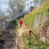 Incendio in Valsessera, il fuoco raggiunge alcune strade: in campo le squadre AIB