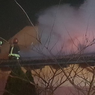 Fiamme dal camino distruggono il tetto di una casa a Netro, foto archivio Fiamme dal camino distruggono il tetto di una casa a Netro, foto archivio