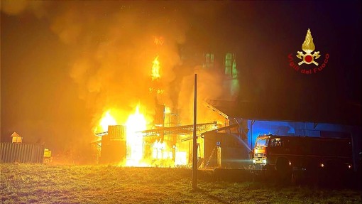 Incendio in una segheria a Campertogno in Valsesia FOTO e VIDEO Incendio in una segheria a Campertogno in Valsesia FOTO e VIDEO