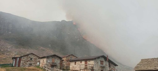 Incendi in Valsesia, la pioggia porta una prima tregua ma restano diversi fronti attivi Incendi in Valsesia, la pioggia porta una prima tregua ma restano diversi fronti attivi