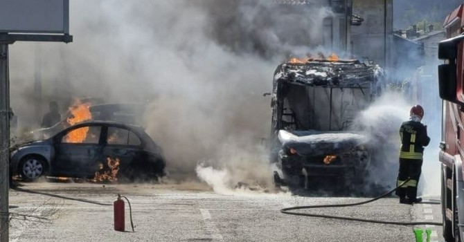 Bus navetta in fiamme, nessun ferito: Seso assicura la continuità del servizio Bus navetta in fiamme, nessun ferito: Seso assicura la continuità del servizio