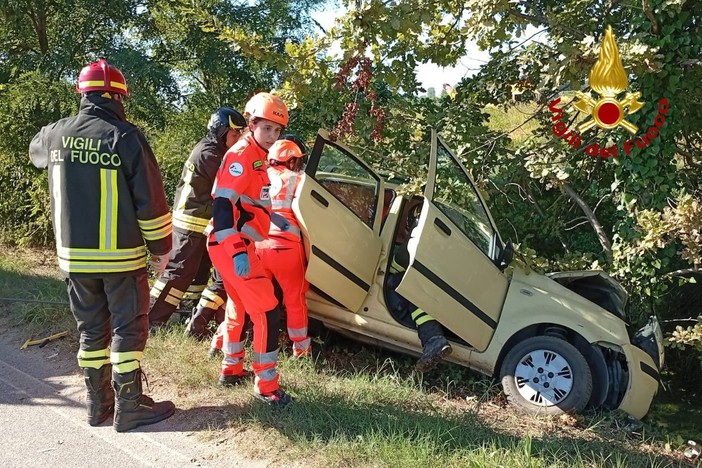 Esce di strada con l'auto sulla SP36 a Lamporo: morto il conducente Esce di strada con l'auto sulla SP36 a Lamporo: morto il conducente