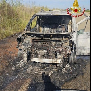 Villarboit, furgone in fiamme sulla SP58: intervengono i Vigili del Fuoco