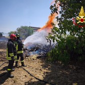 Nuovo rogo in Valsessera, Vigili del Fuoco al lavoro per domare le fiamme a Pray (foto di repertorio) Nuovo rogo in Valsessera, Vigili del Fuoco al lavoro per domare le fiamme a Pray (foto di repertorio)