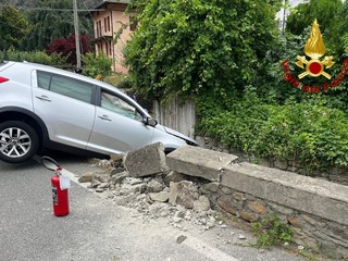 Auto fuori strada in località Vocca: Vigili del Fuoco e 118 collaborano per prestare soccorso