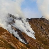 Non si fermano le fiamme sull’alta Valsessera, colpito anche il monte Gemevola (foto dalla pagina Facebook di Rifugio Monte Barone) Non si fermano le fiamme sull’alta Valsessera, colpito anche il monte Gemevola (foto dalla pagina Facebook di Rifugio Monte Barone)