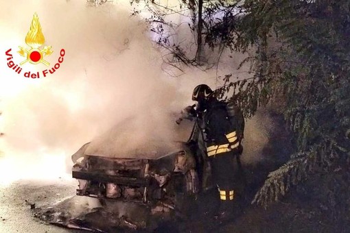 Serravalle, auto a fuoco nella notte