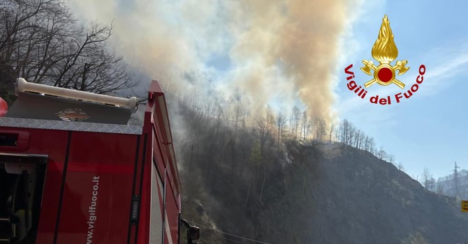 Incendio al bivio tra Rimella e Cervatto, notte di lavoro per i Vigili del Fuoco: resta alta l’attenzione -  Foto dalla pagina FB di Cervatto