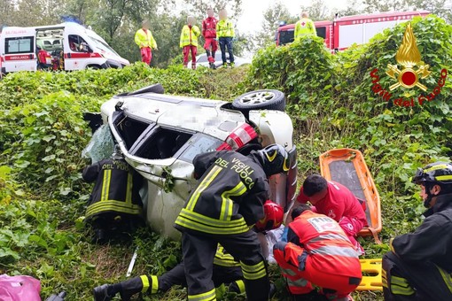 Auto si ribalta e finisce fuori strada