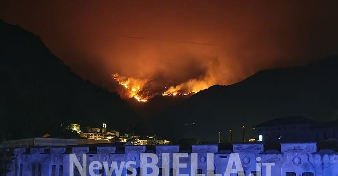 L’alta Valsessera nella morsa del fuoco, un’altra notte di paura tra fiamme e fumo FOTO L’alta Valsessera nella morsa del fuoco, un’altra notte di paura tra fiamme e fumo FOTO