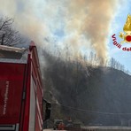 Incendio al bivio tra Rimella e Cervatto, notte di lavoro per i Vigili del Fuoco: resta alta l’attenzione -  Foto dalla pagina FB di Cervatto