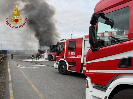 Da Novara: autogru in fiamme al terminal merci intermodale