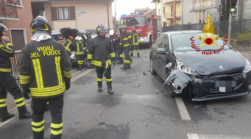Schianto tra due auto, ferite lievi per due persone Schianto tra due auto, ferite lievi per due persone