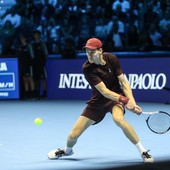 Sinner soffre un set, poi si impone a De Minaur: è la terza finale consecutiva alle ATP Finals Sinner soffre un set, poi si impone a De Minaur: è la terza finale consecutiva alle ATP Finals