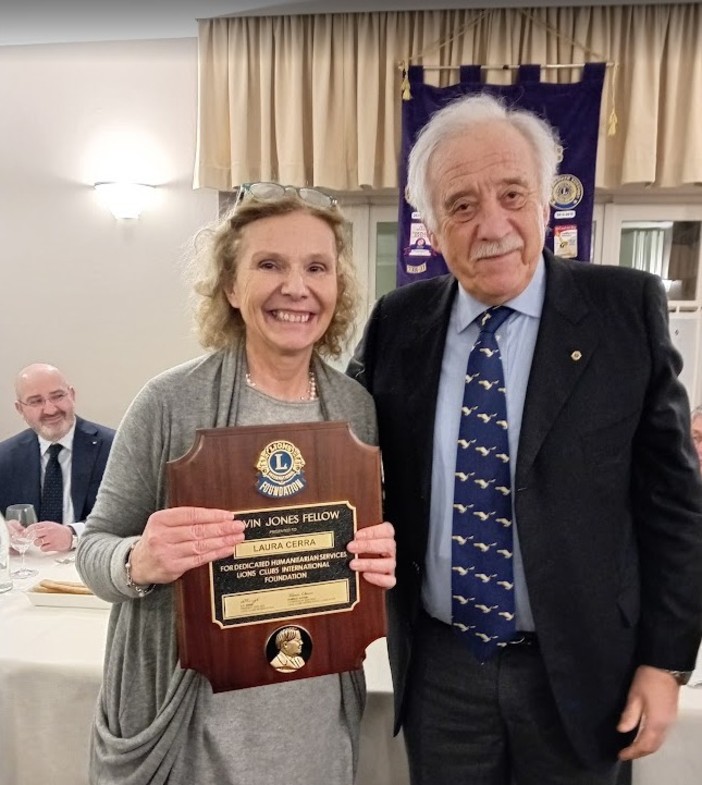 A Quarona il Lions Club Valsesia premia Laura Cerra: riconoscimento Melvin Jones Fellow per l’impegno con la Fondazione Valsesia