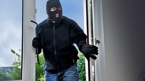 Grignasco, allerta dopo due furti in abitazione: segnalati una Clio nera e uno scooter nero Grignasco, allerta dopo due furti in abitazione: segnalati una Clio nera e uno scooter nero