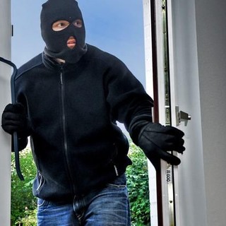 Grignasco, allerta dopo due furti in abitazione: segnalati una Clio nera e uno scooter nero