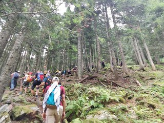 Sulle tracce di Nella e Nunzio: oltre trenta persone da Rassa all’Alpe Sulla Piana per ricordare la Resistenza
