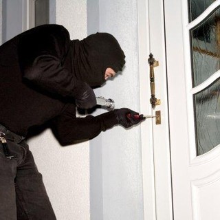 Serravalle, ladri svaligiano appartamenti mentre i residenti sono fuori