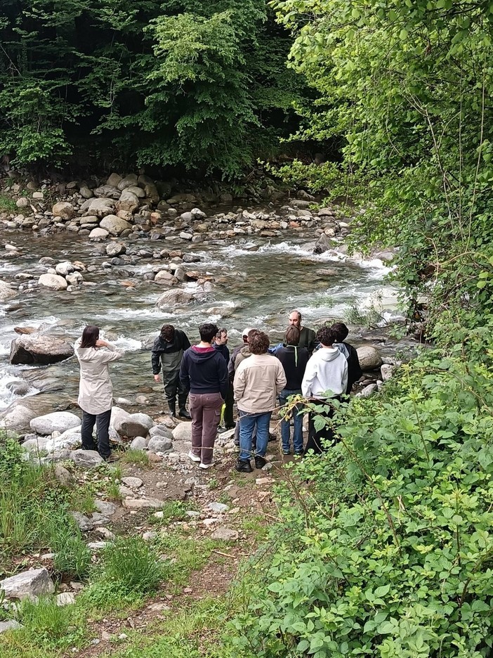 Postua, lezione sul torrente Strona con gli studenti dell’Università del Piemonte Orientale
