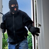 Grignasco, allerta dopo due furti in abitazione: segnalati una Clio nera e uno scooter nero Grignasco, allerta dopo due furti in abitazione: segnalati una Clio nera e uno scooter nero