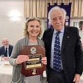 A Quarona il Lions Club Valsesia premia Laura Cerra: riconoscimento Melvin Jones Fellow per l’impegno con la Fondazione Valsesia