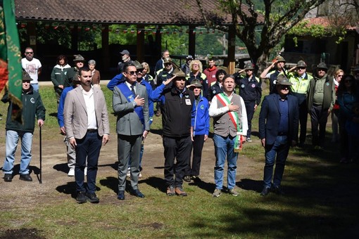 Lombaretto, inaugurati il nuovo tendone e la penna in granito degli Alpini