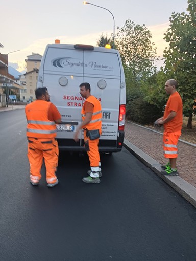 Borgosesia, lavori notturni in via Vittorio Veneto per la segnaletica orizzontale Borgosesia, lavori notturni in via Vittorio Veneto per la segnaletica orizzontale