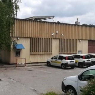 Colpo alle poste di Borgosesia: rapinatore armato semina il panico e fugge con il bottino