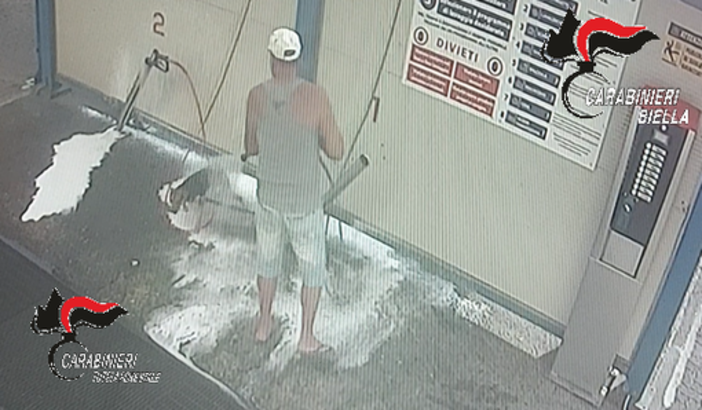 Lava il cane nell’autolavaggio: scatta la denuncia per un 57enne biellese
