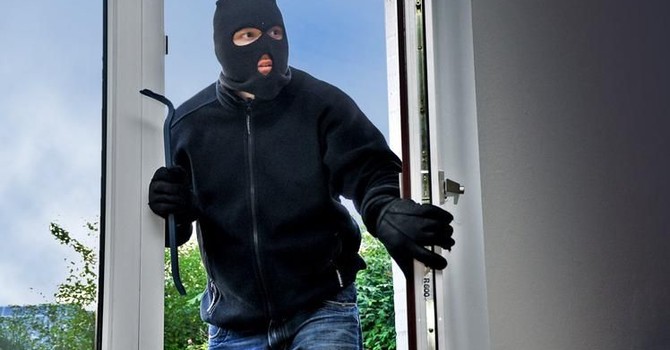 Grignasco, allerta dopo due furti in abitazione: segnalati una Clio nera e uno scooter nero