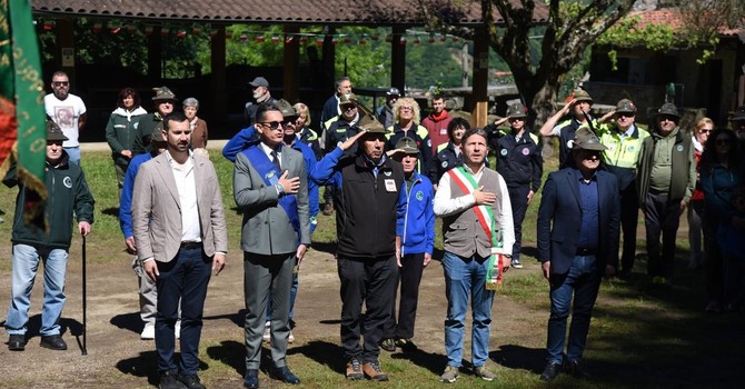 Lombaretto, inaugurati il nuovo tendone e la penna in granito degli Alpini