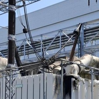 Livorno Ferraris, alla centrale elettrica prende fuoco un trasformatore