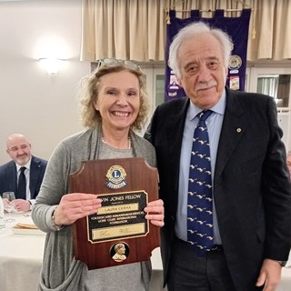 A Quarona il Lions Club Valsesia premia Laura Cerra: riconoscimento Melvin Jones Fellow per l’impegno con la Fondazione Valsesia