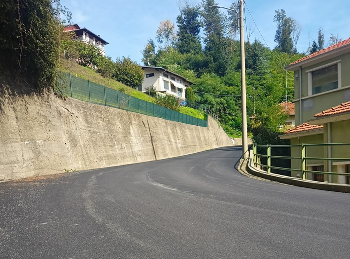 Valdilana, proseguono i lavori: ora c'è un nuovo manto stradale (foto dalla pagina Facebook di comune di Valdilana) Valdilana, proseguono i lavori: ora c'è un nuovo manto stradale (foto dalla pagina Facebook di comune di Valdilana)
