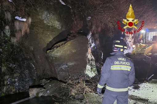 Balmuccia, massi sulla Sp 10 della Val Sermenza: intervento dei Vigili del Fuoco nella tarda serata del 16 marzo