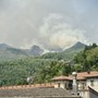 Incendio Monte Barone, 30 lanci dell’elicottero: il fronte avanza nella pineta