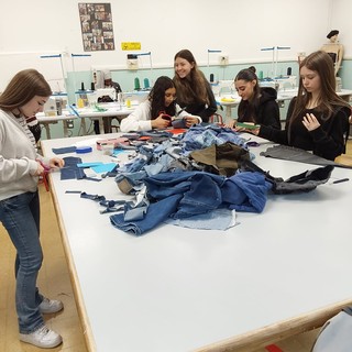 Borgosesia, al parco Magni la moda sostenibile delle studentesse dell’IIS Lancia
