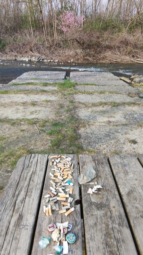 Gattinara, ripulita l’area “I Mullu” lungo il Sesia: raccolti 75 mozziconi in pochi minuti