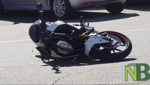 Perde il controllo della moto in curva e si schianta contro un’auto