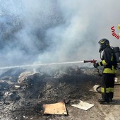 Dal Nord-ovest: masserizie in fiamme a Motta dei Conti (VC), Vigili del fuoco in azione