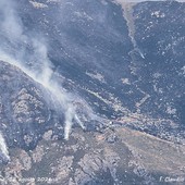 Monte Barone, resistono all’incendio i rifugi Monte Barone e La Ciota: si lotta ancora per spegnere il rogo, foto Claudio Nicola Monte Barone, resistono all’incendio i rifugi Monte Barone e La Ciota: si lotta ancora per spegnere il rogo, foto Claudio Nicola