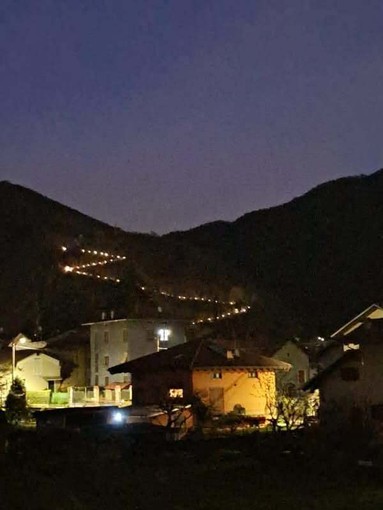 Quarona, illuminata durante le vacanze estive la mulattiera verso San Giovanni e la Beata al Monte Quarona, illuminata durante le vacanze estive la mulattiera verso San Giovanni e la Beata al Monte
